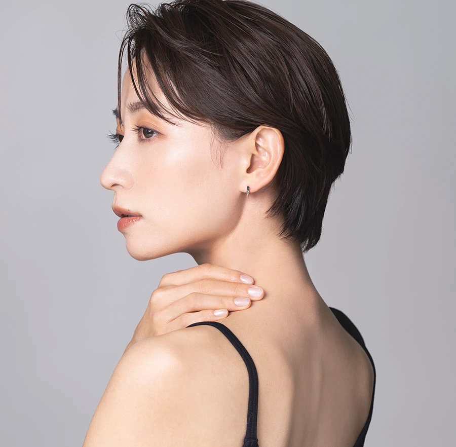 woman rubbing her neck Houston & Pearland | Premier Plastic Surgery